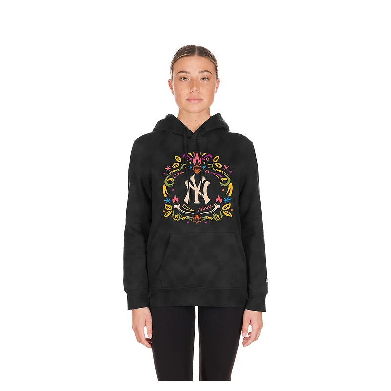 Sweat à capuche noir New Era York Yankees Día de Muertos pour femme avec délavage minéral