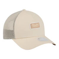 Casquette trucker ajustable New Era pour femme, beige clair, New York Yankees, écusson ton sur ton 9FORTY M-Crown, modèle A-Frame, avec patch en forme de A et couronne.