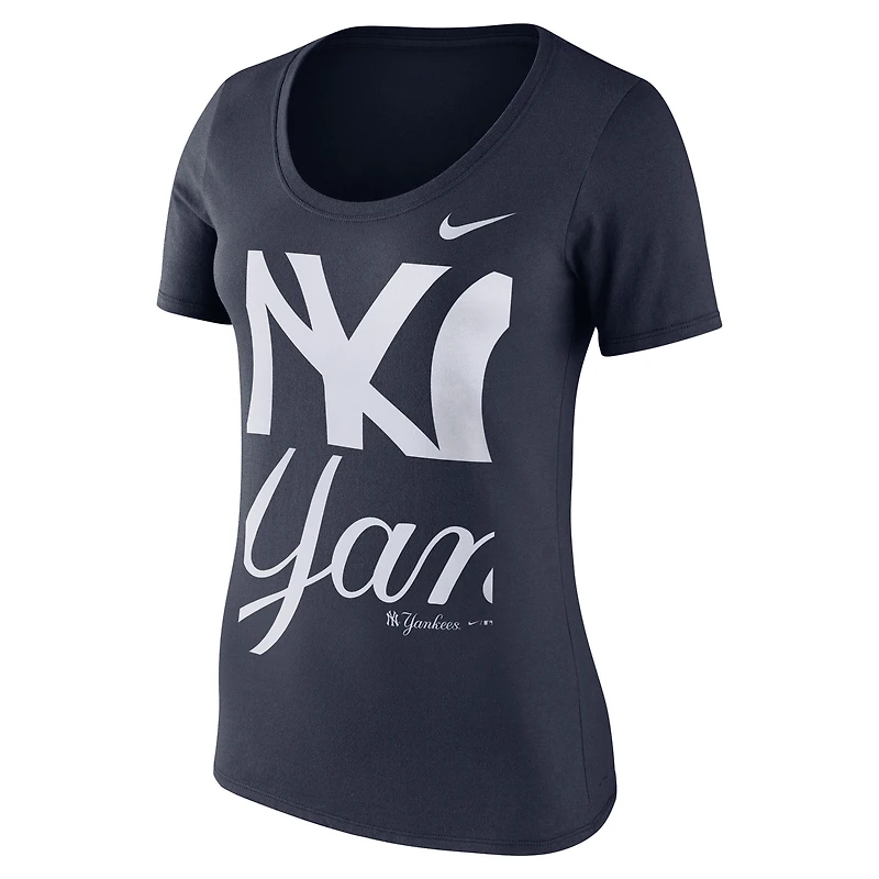 T-shirt à encolure dégagée avec logo Stack des New York Yankees pour femme Nike bleu marine