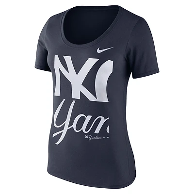 T-shirt à encolure dégagée avec logo Stack des New York Yankees pour femme Nike bleu marine
