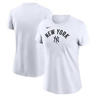 T-shirt Nike blanc pour femme avec nom d'équipe arqué des Yankees de New York
