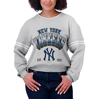 Sweat-shirt ras du cou en molleton rayé gris à manches longues pour femme WEAR by Erin Andrews des Yankees de New York