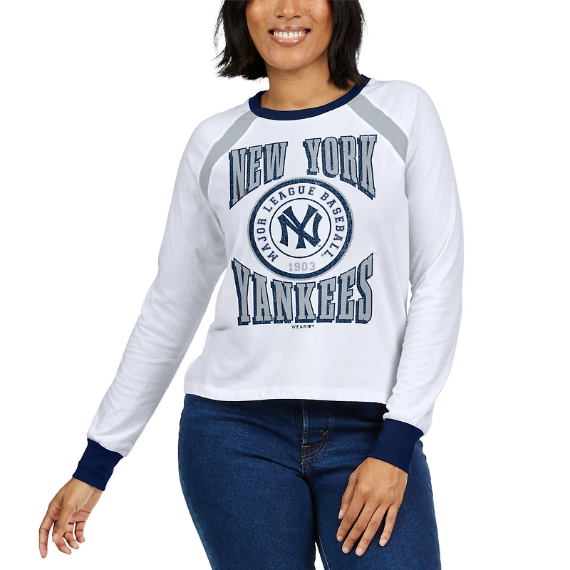 T-shirt blanc à manches longues raglan WEAR by Erin Andrews pour femmes des Yankees de New York