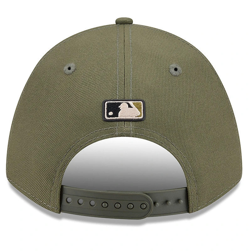Casquette ajustable New Era Olive New York Yankees 2026 Journée des forces armées 9FORTY M-Crown pour jeunes