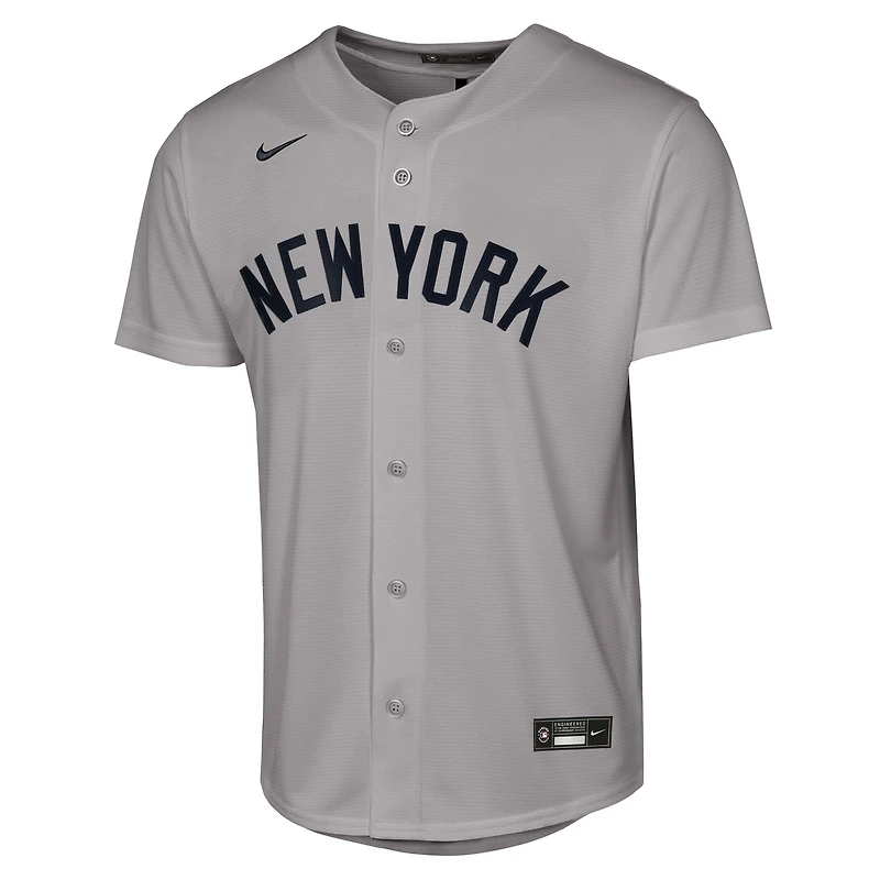 Maillot réplique Nike Aaron Judge Gray des Yankees de New York pour jeunes, porté à l'extérieur