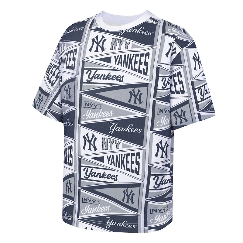 T-shirt Outerstuff bleu marine New York Yankees pour jeunes avec fanions imprimés sur toute la surface