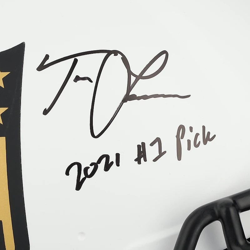 Casque authentique Riddell NFL Shield Lunar Eclipse Speed ​​autographié pour la draft 2021 de la NFL, avec six signatures et plusieurs inscriptions de choix de draft.
