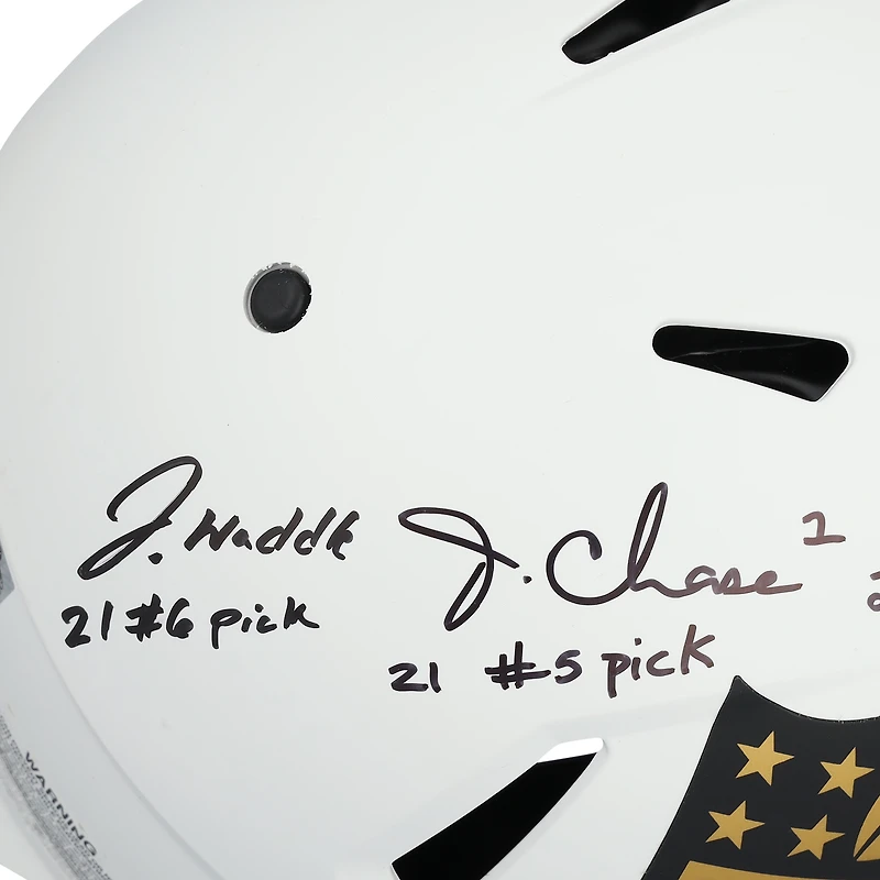 Casque authentique Riddell NFL Shield Lunar Eclipse Speed ​​autographié pour la draft 2021 de la NFL, avec six signatures et plusieurs inscriptions de choix de draft.