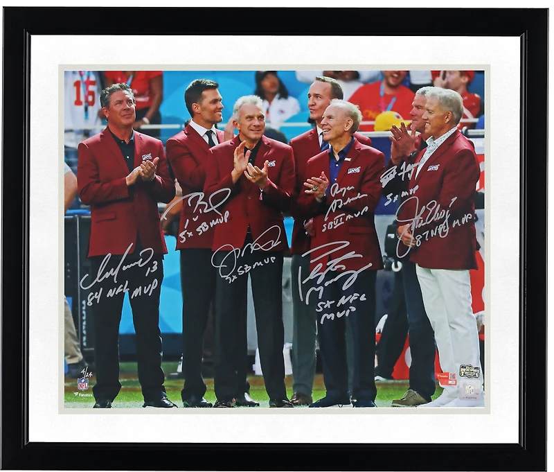 Photo dédicacée (40,6 x 50,8 cm) de la cérémonie de remise des vestes rouges des 100 meilleurs quarterbacks de la NFL, avec 7 signatures et de multiples dédicaces