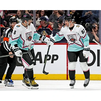 Photographie non signée de Sidney Crosby et Alex Ovechkin, étoiles la division métropolitaine, lors du match des LNH 2023
