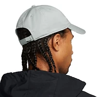Casquette réglable unisexe Nike Grey Metal Swoosh Club Performance