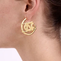 Boucles d'oreilles créoles BaubleBar avec logo des Tar Heels de Caroline du Nord