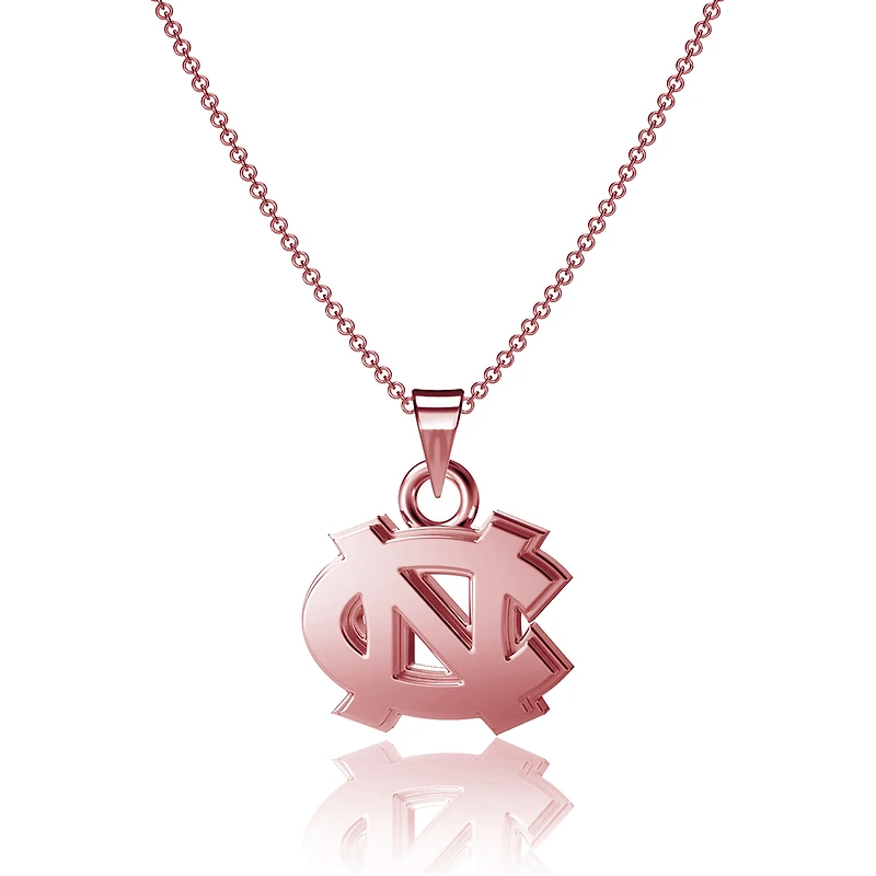 Dayna Designs North Carolina Tar Heels Collier pendentif en or rose