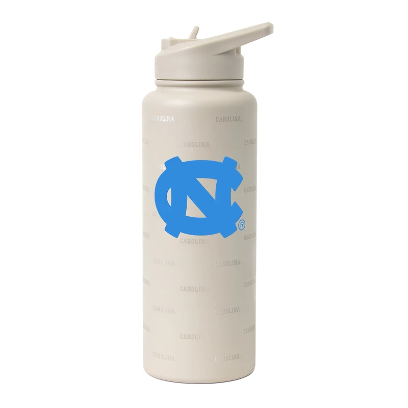 Bouteille de 1 litre (34 oz) Logo Brands North Carolina Tar Heels Sand Ghost Quencher