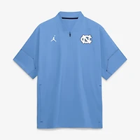 Veste de coach Jordan Brand Carolina Blue North Tar Heels 2026 Sideline à manches courtes et fermeture éclair au quart pour homme