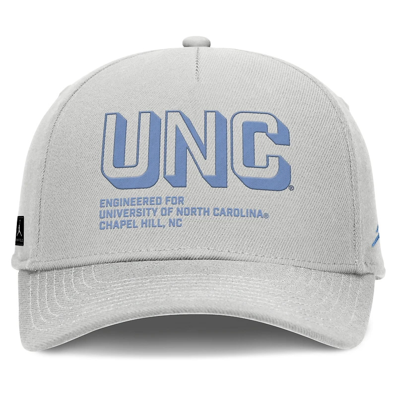 Casquette ajustable Jordan Brand grise pour homme, modèle North Carolina Tar Heels 2025 Sideline Dust Pinched Rise