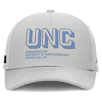 Casquette ajustable Jordan Brand grise pour homme, modèle North Carolina Tar Heels 2025 Sideline Dust Pinched Rise