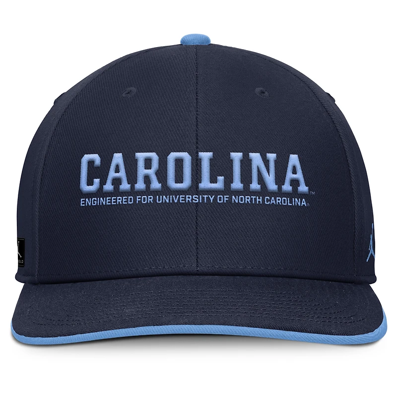 Casquette ajustable Jordan Brand bleu marine pour homme des Tar Heels de Caroline du Nord 2025 On-Field Pro Performance