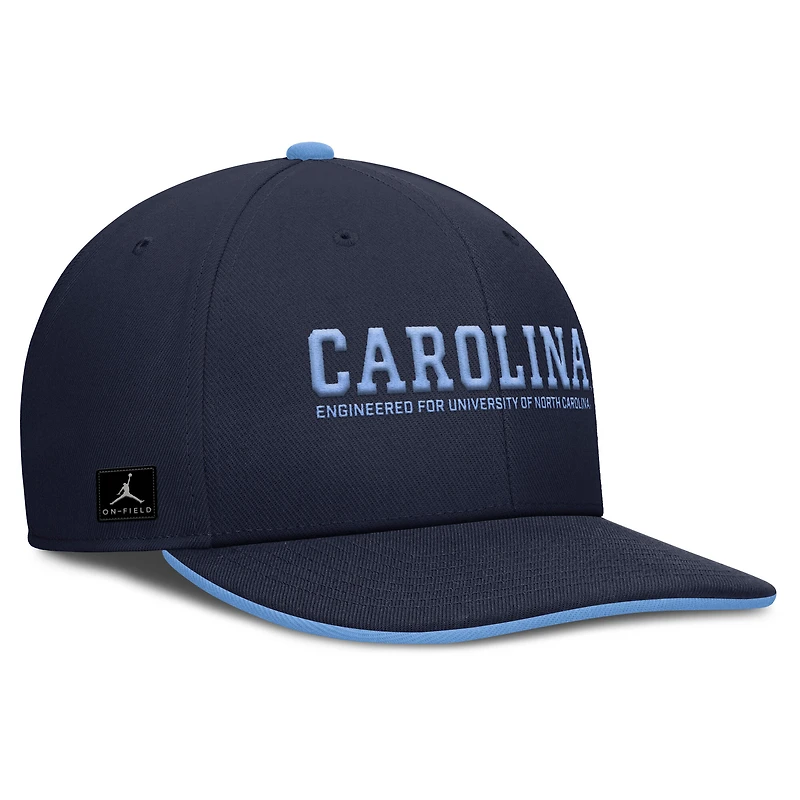 Casquette ajustable Jordan Brand bleu marine pour homme des Tar Heels de Caroline du Nord 2025 On-Field Pro Performance