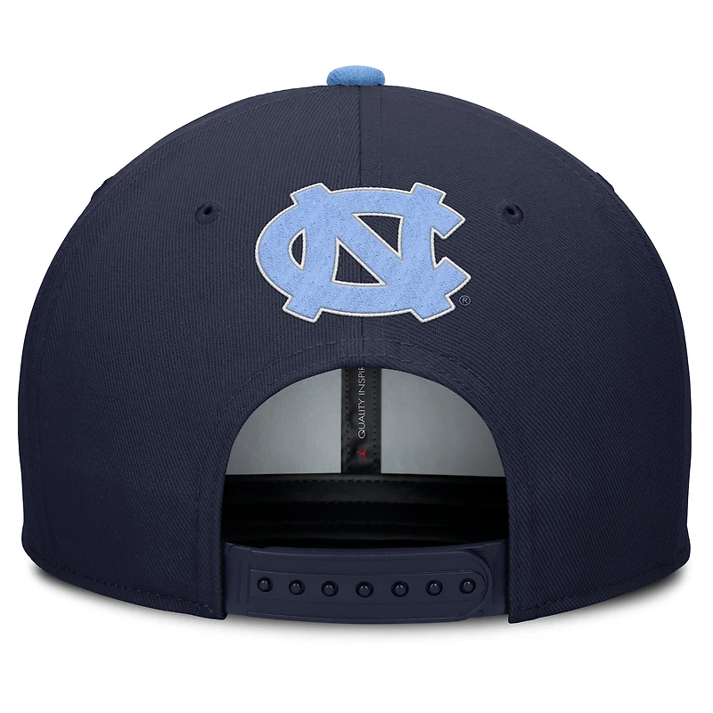 Casquette ajustable Jordan Brand bleu marine pour homme des Tar Heels de Caroline du Nord 2025 On-Field Pro Performance
