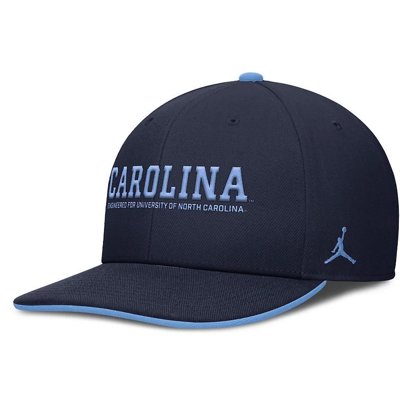 Casquette ajustable Jordan Brand bleu marine pour homme des Tar Heels de Caroline du Nord 2025 On-Field Pro Performance