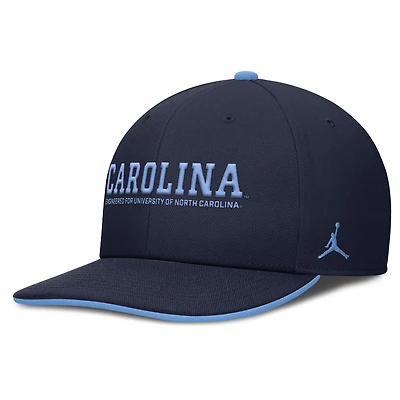 Casquette ajustable Jordan Brand bleu marine pour homme des Tar Heels de Caroline du Nord 2025 On-Field Pro Performance