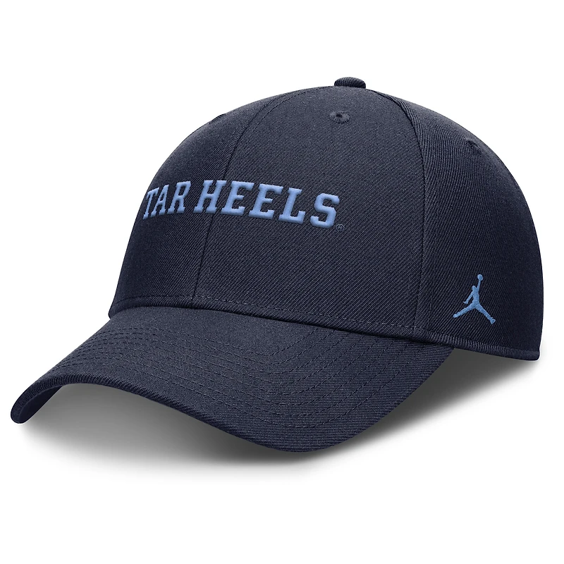 Casquette ajustable Jordan Brand bleu marine pour homme, édition 2025 des Tar Heels de Caroline du Nord.