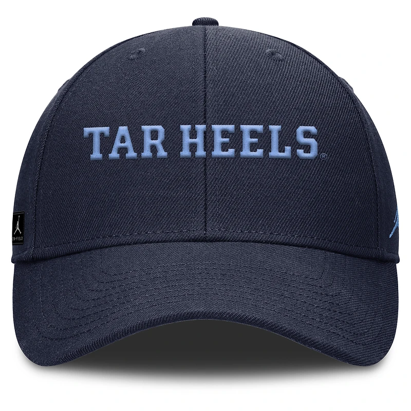 Casquette ajustable Jordan Brand bleu marine pour homme, édition 2025 des Tar Heels de Caroline du Nord.