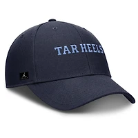 Casquette ajustable Jordan Brand bleu marine pour homme, édition 2025 des Tar Heels de Caroline du Nord.