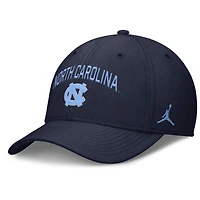 Casquette Jordan Brand bleu marine pour homme des Tar Heels de Caroline du Nord 2025 On-Field Rise Performance Flex