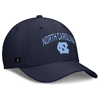 Casquette Jordan Brand bleu marine pour homme des Tar Heels de Caroline du Nord 2025 On-Field Rise Performance Flex