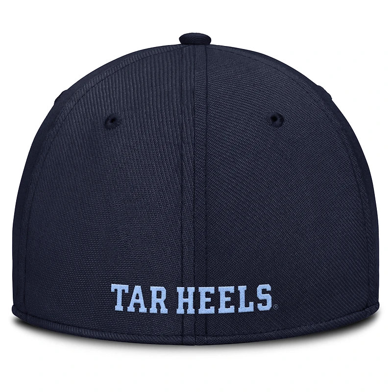 Casquette Jordan Brand bleu marine pour homme des Tar Heels de Caroline du Nord 2025 On-Field Rise Performance Flex