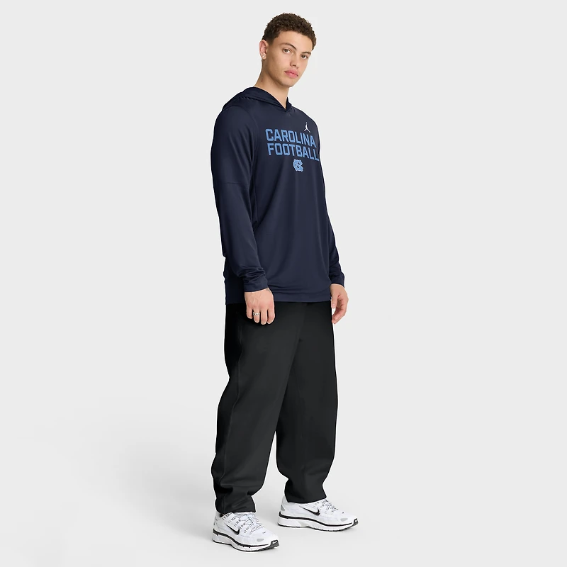 T-shirt à capuche et manches longues Jordan Brand bleu marine pour homme, édition 2025 des Tar Heels de Caroline du Nord.