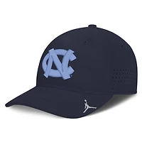 Casquette Jordan Brand blanche pour homme, North Carolina Tar Heels 2026 Sideline Practice AeroBill Swooshflex Dri-FIT