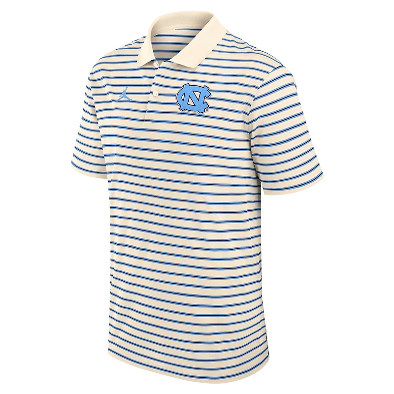 Polo Dri-FIT rayé à logo principal Jordan Brand Tan/Carolina Blue pour homme des Tar Heels de Caroline du Nord
