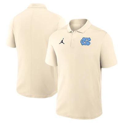Polo Jordan Brand Tan pour homme avec logo principal des Tar Heels de Caroline du Nord, Victory Performance