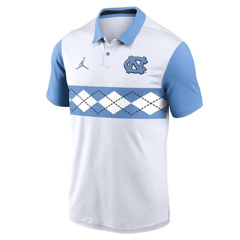 Polo Jordan Brand Vapor Dri-FIT pour homme, blanc/bleu Caroline, motif Campus Primetime des Tar Heels de Caroline du Nord