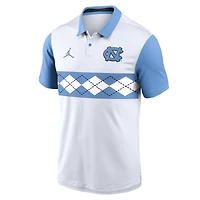 Polo Jordan Brand Vapor Dri-FIT pour homme, blanc/bleu Caroline, motif Campus Primetime des Tar Heels de Caroline du Nord