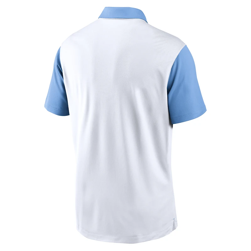 Polo Jordan Brand Vapor Dri-FIT pour homme, blanc/bleu Caroline, motif Campus Primetime des Tar Heels de Caroline du Nord
