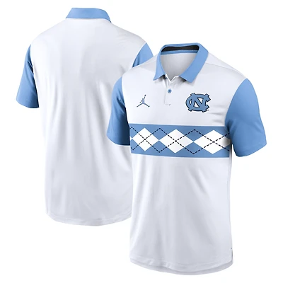 Polo Jordan Brand Vapor Dri-FIT pour homme, blanc/bleu Caroline, motif Campus Primetime des Tar Heels de Caroline du Nord