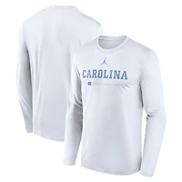 T-shirt à manches longues Jordan Brand blanc pour homme, édition 2025 des North Carolina Tar Heels, motif Courtside Basketball Shootaround Legend Dri-FIT