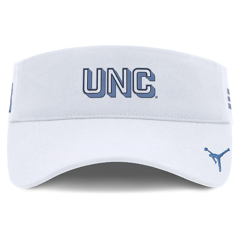 Casquette Jordan Brand blanche pour homme, modèle North Carolina Tar Heels 2025, avec visière ajustable.