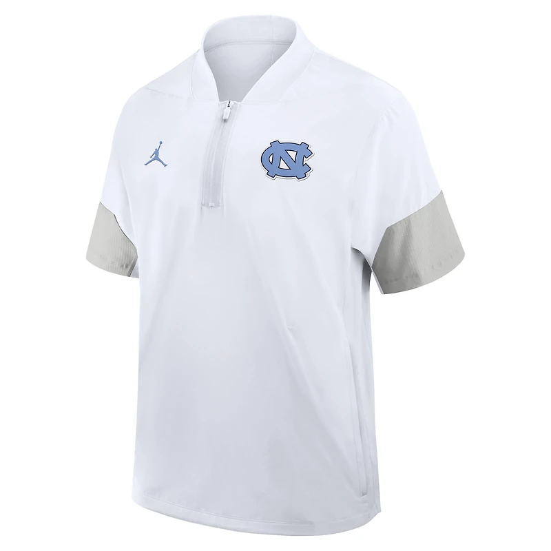 Veste de coach Jordan Brand blanche North Carolina Tar Heels 2025 Sideline à manches courtes et fermeture éclair au quart Dri-FIT pour homme