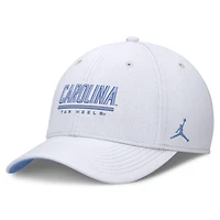 Casquette Jordan Brand blanche pour homme, édition spéciale North Carolina Tar Heels Game Day Rise Swooshflex