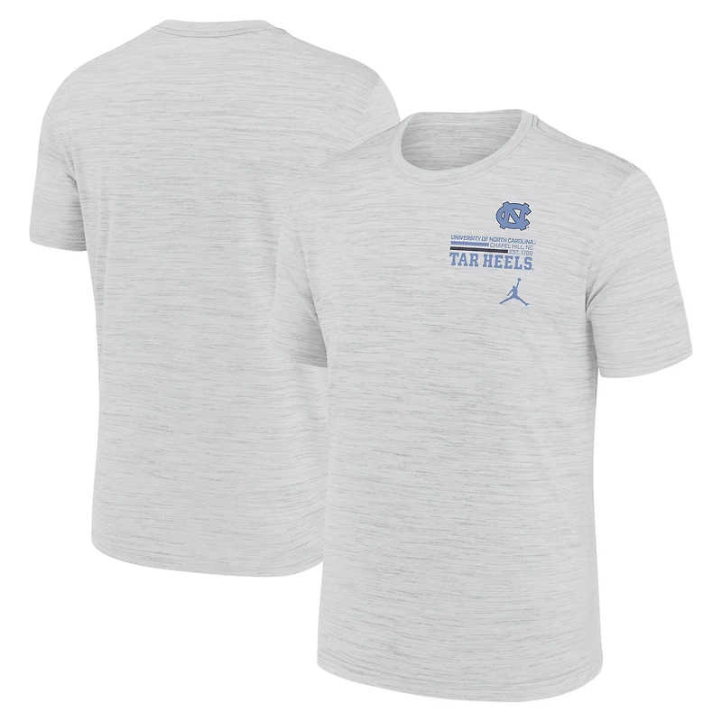 T-shirt Jordan Brand blanc pour homme, motif Velocity Stacked Performance, des Tar Heels de Caroline du Nord