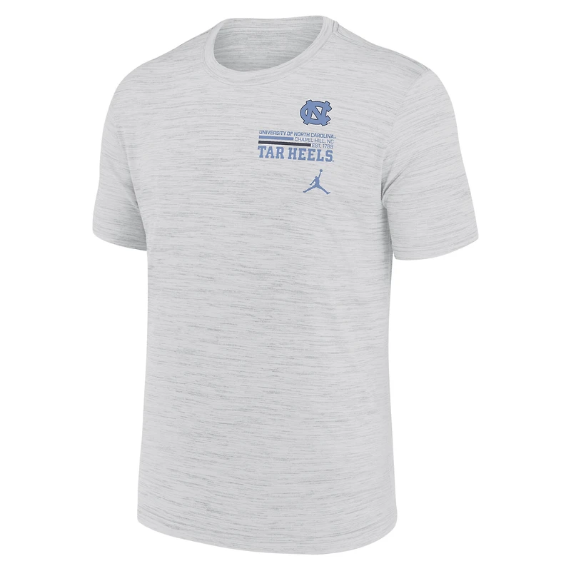 T-shirt Jordan Brand blanc pour homme, motif Velocity Stacked Performance, des Tar Heels de Caroline du Nord