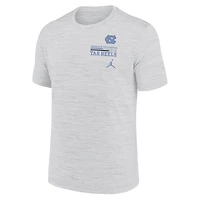 T-shirt Jordan Brand blanc pour homme, motif Velocity Stacked Performance, des Tar Heels de Caroline du Nord