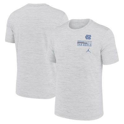T-shirt Jordan Brand blanc pour homme, motif Velocity Stacked Performance, des Tar Heels de Caroline du Nord