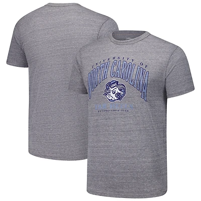 T-shirt à trois bandes Victory Falls Tall Arch 2.0 des Tar Heels de Caroline du Nord pour hommes, gris chiné, vêtements universitaires