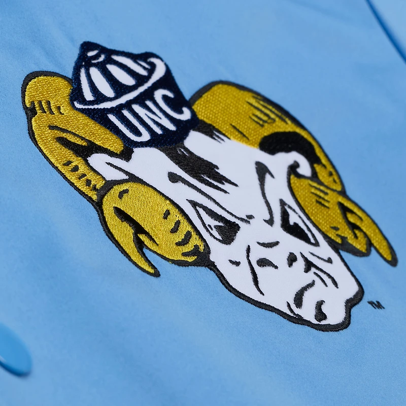Veste Mitchell & Ness Carolina Blue pour homme, modèle Tar Heels de Caroline du Nord, à double pochette et fermeture boutons-pression en satin léger.